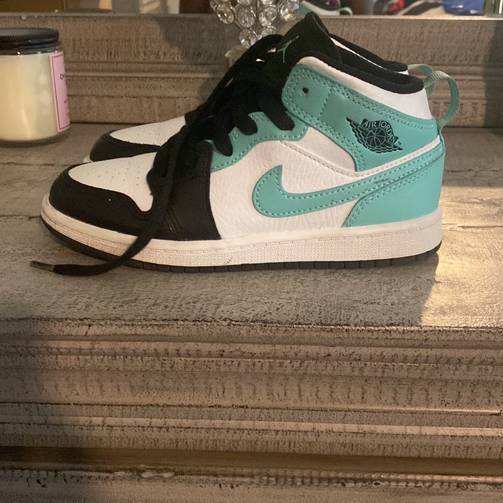 Barely worn. Air Jordan 1 Mid.